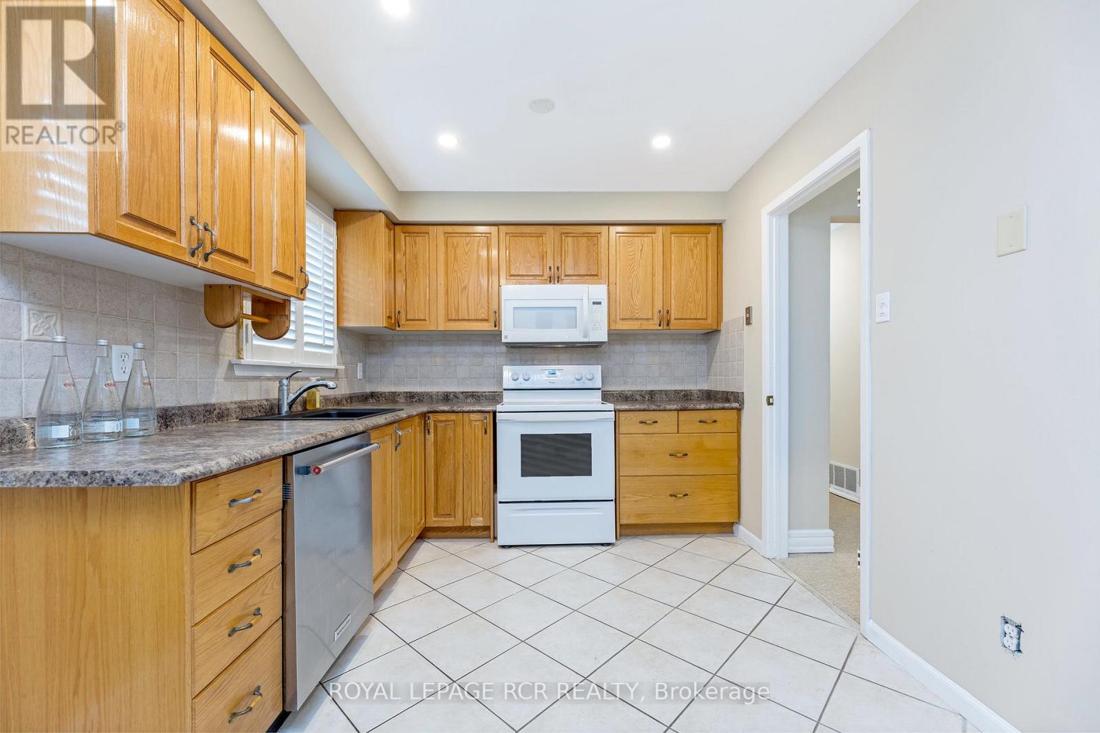 37 Grassmere Crescent, Brampton, Ontario L6S 1C9 - Photo 10 - W12602726