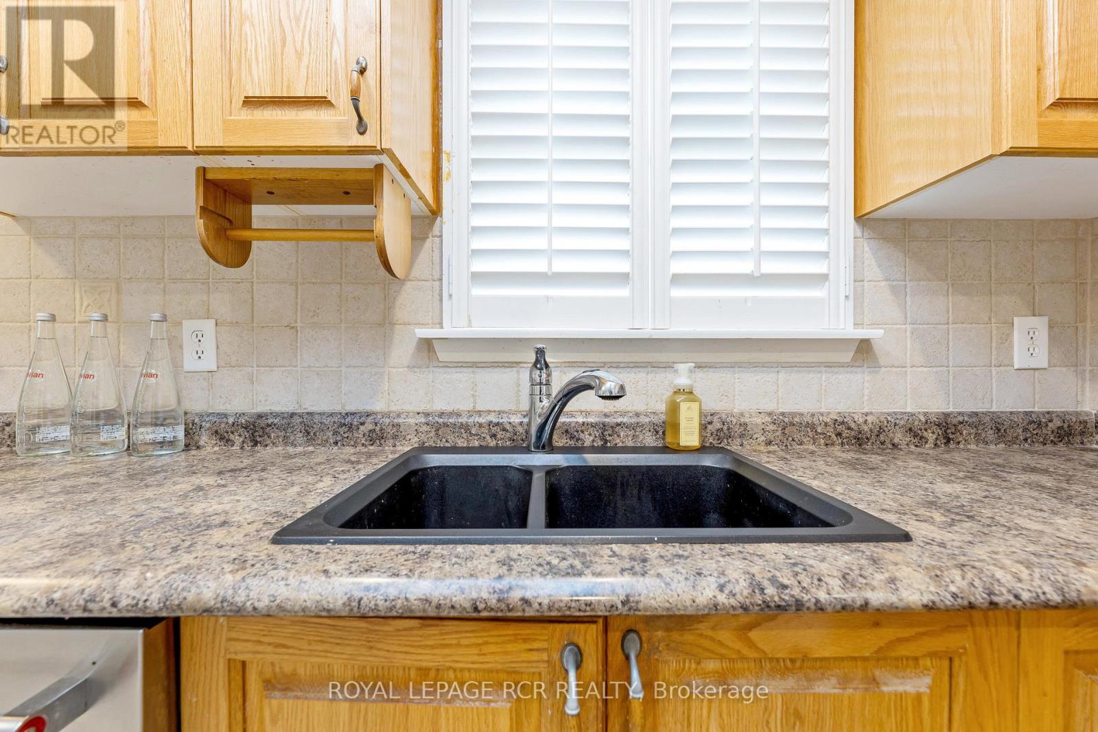 37 Grassmere Crescent, Brampton, Ontario L6S 1C9 - Photo 11 - W12602726