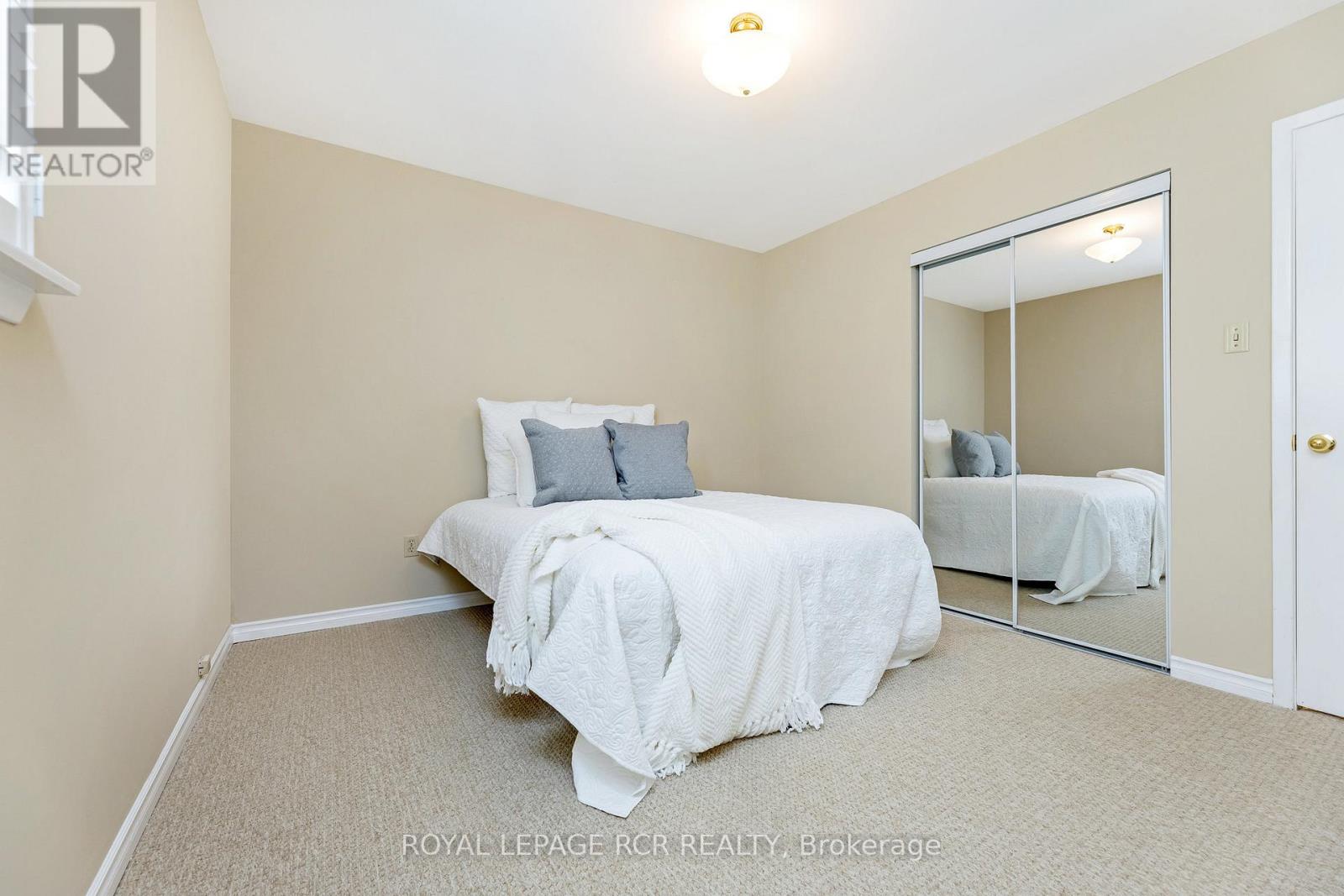 37 Grassmere Crescent, Brampton, Ontario L6S 1C9 - Photo 13 - W12602726