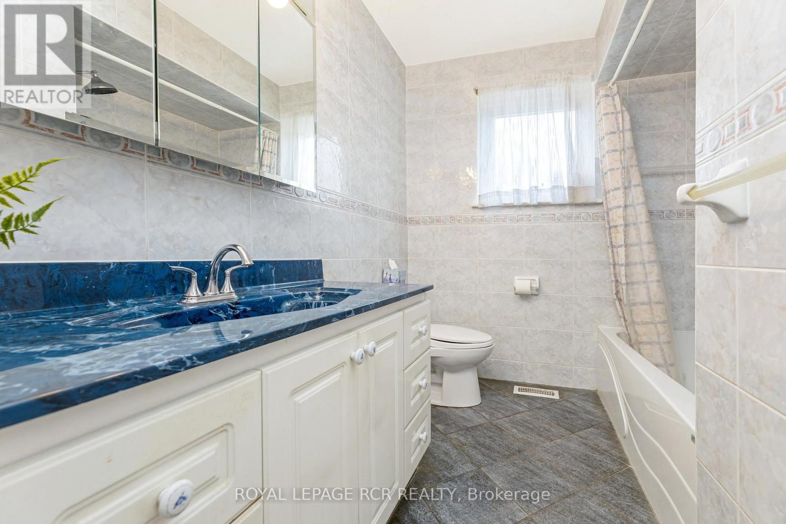 37 Grassmere Crescent, Brampton, Ontario L6S 1C9 - Photo 19 - W12602726