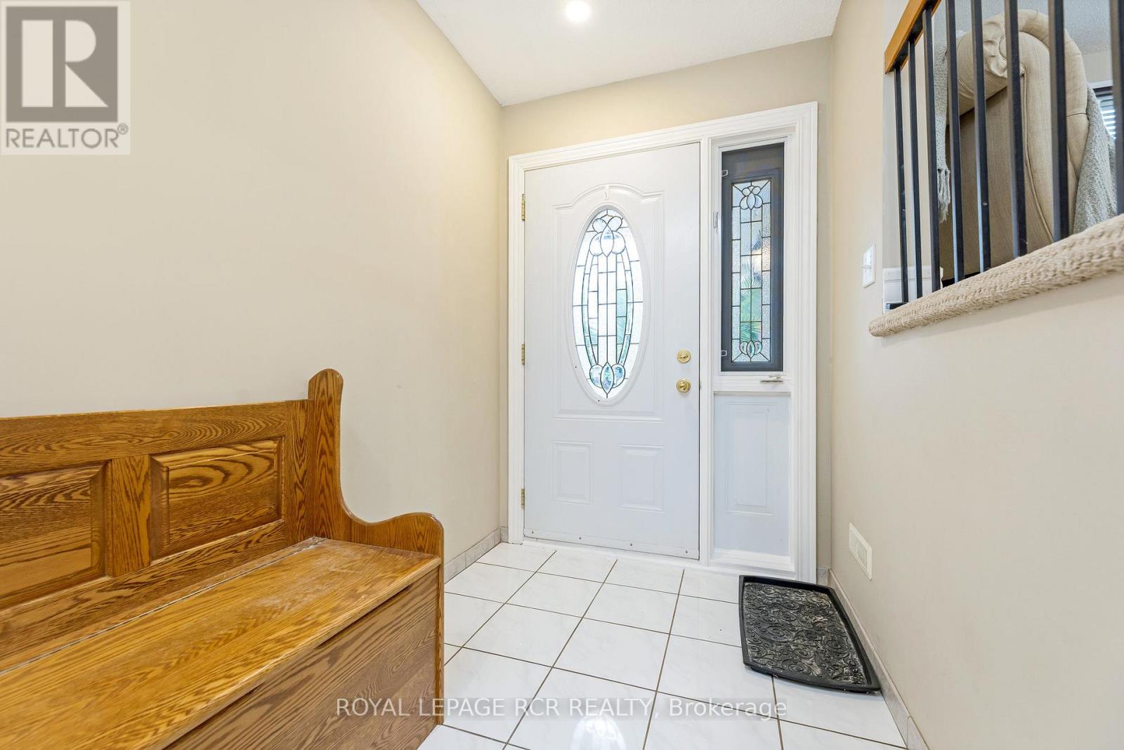 37 Grassmere Crescent, Brampton, Ontario L6S 1C9 - Photo 2 - W12602726