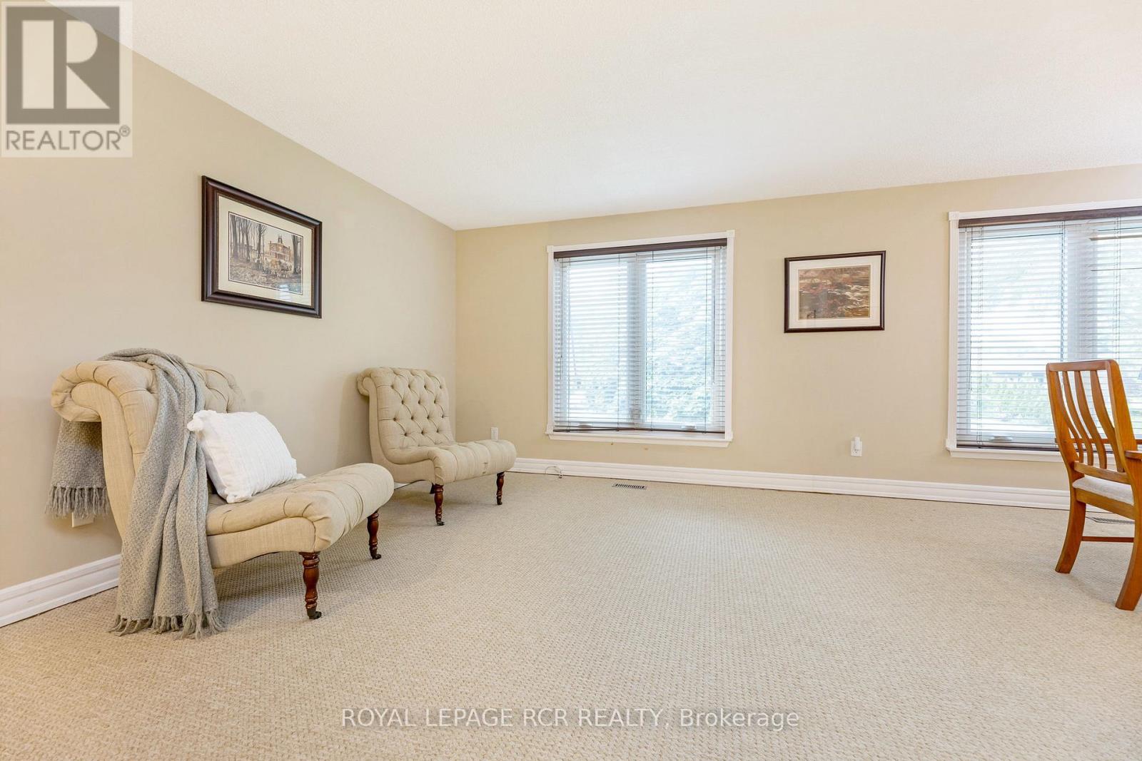 37 Grassmere Crescent, Brampton, Ontario L6S 1C9 - Photo 4 - W12602726