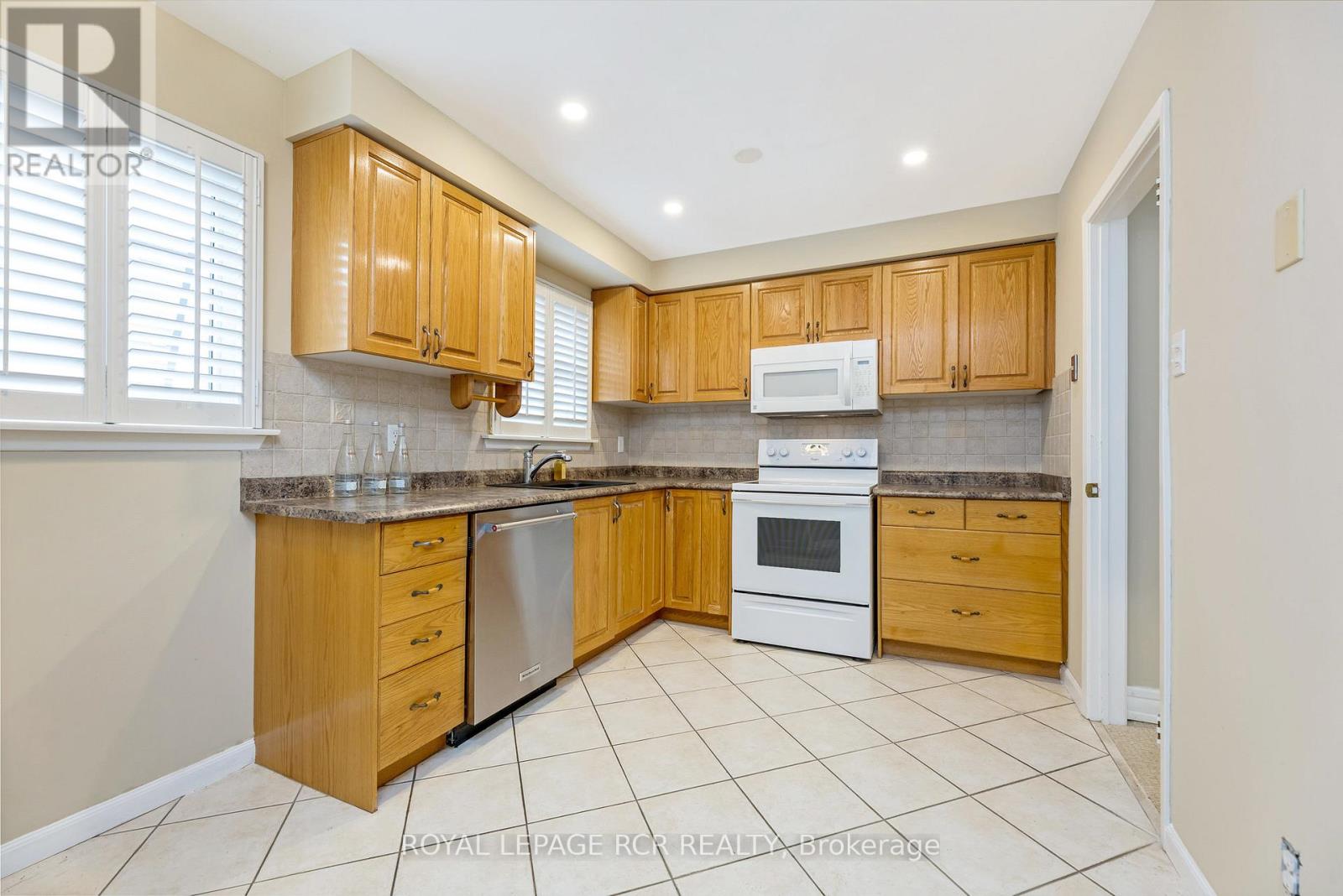 37 Grassmere Crescent, Brampton, Ontario L6S 1C9 - Photo 9 - W12602726