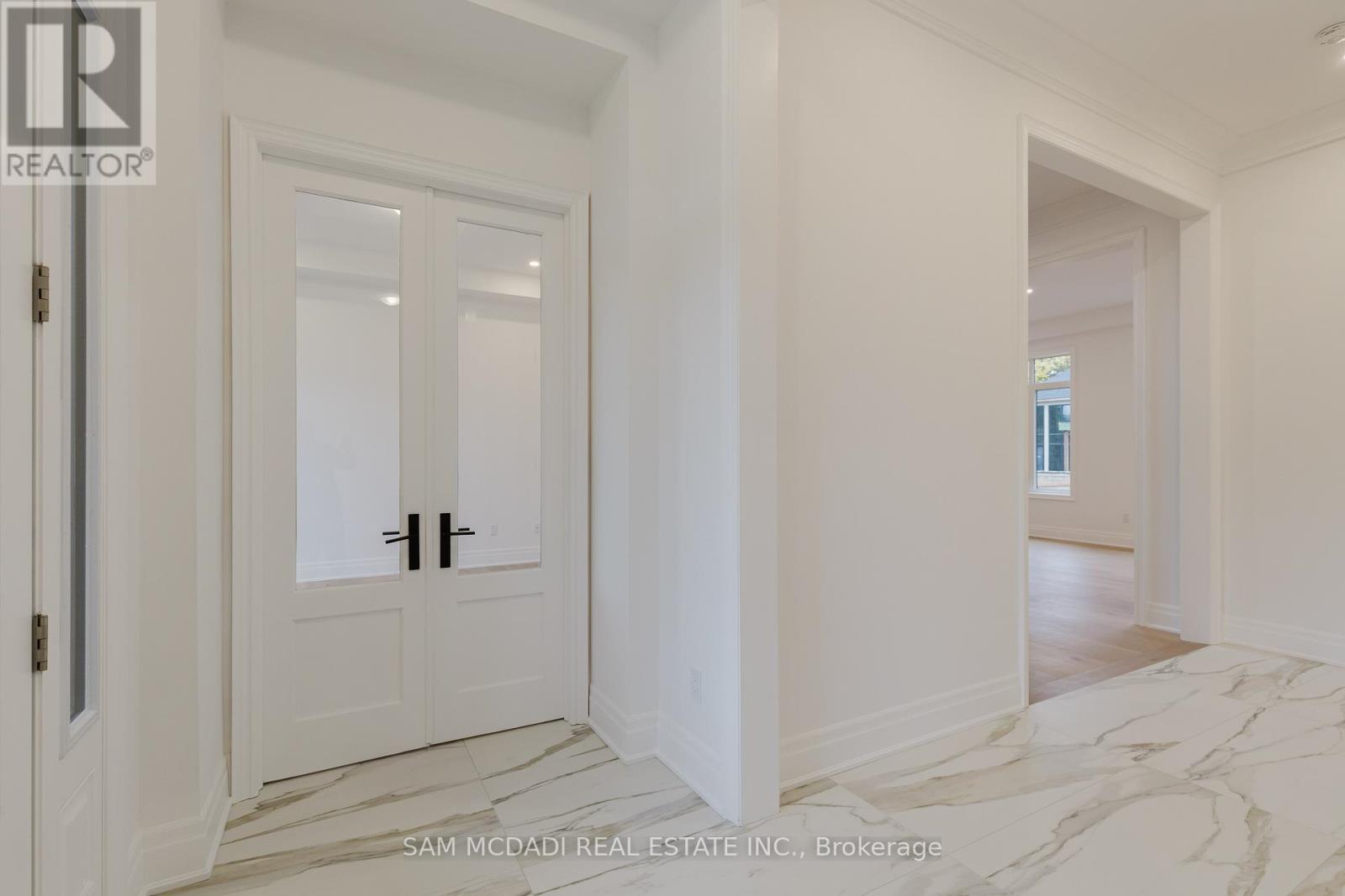 243 Prince George Crescent, Oakville, Ontario  L6L 6P2 - Photo 4 - W12602790