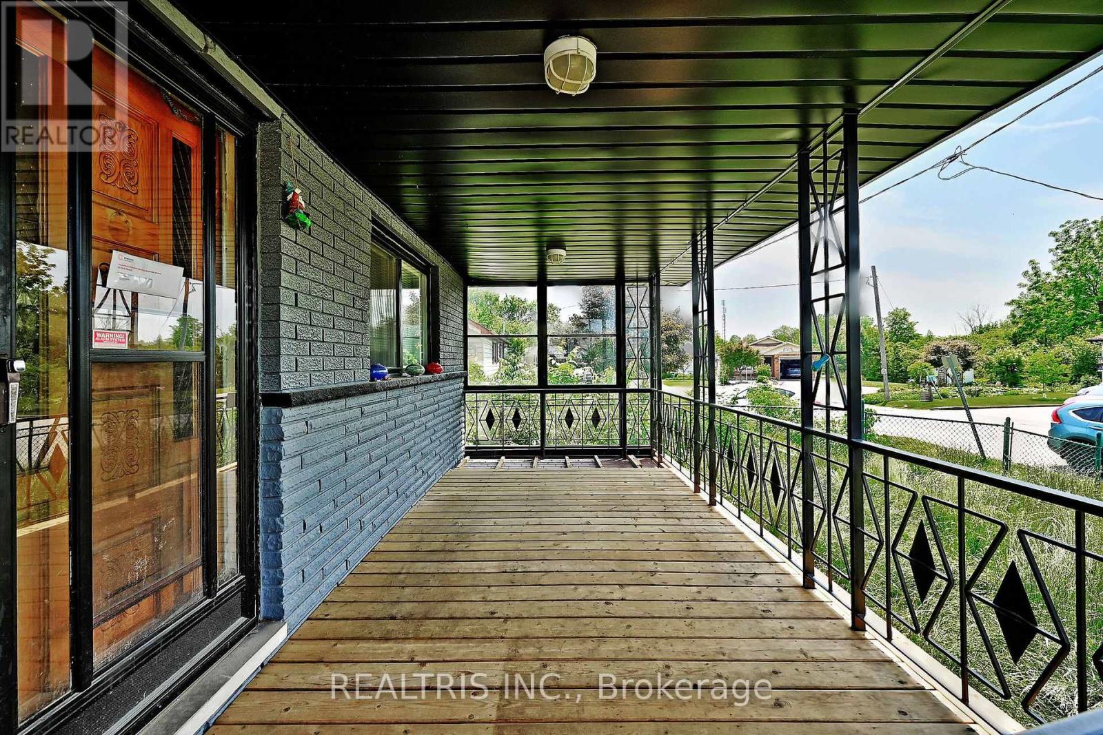 6 Lucerne Place, St. Catharines, Ontario  L2P 2E8 - Photo 4 - X12602776