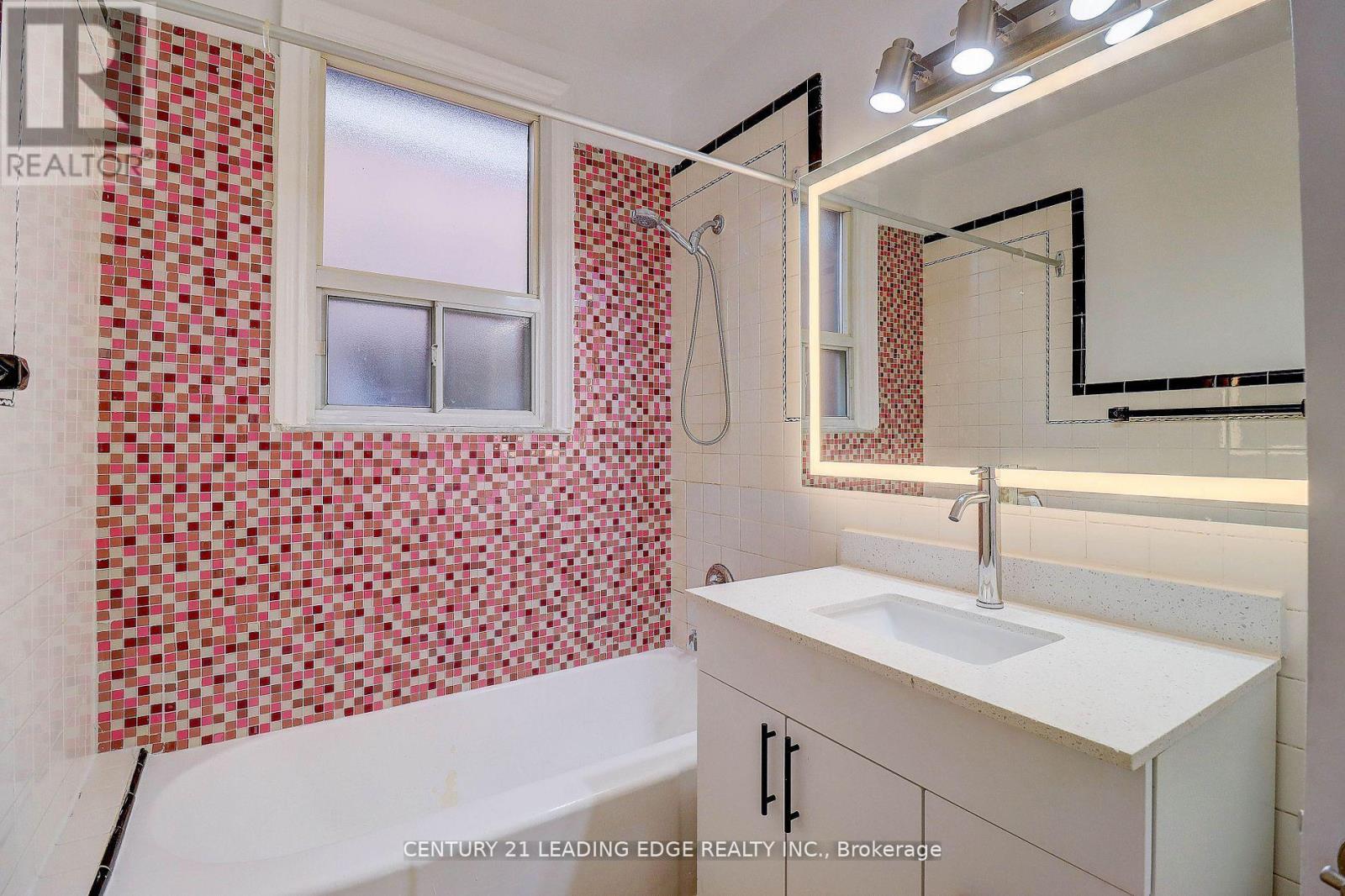 7 Ellsworth Avenue, Toronto, Ontario  M6G 2K4 - Photo 16 - C12601498