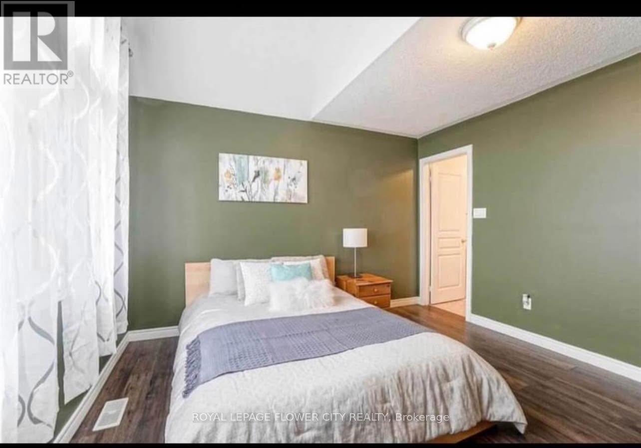 41 Begonia Crescent, Brampton, Ontario  L7A 0M7 - Photo 4 - W12602930