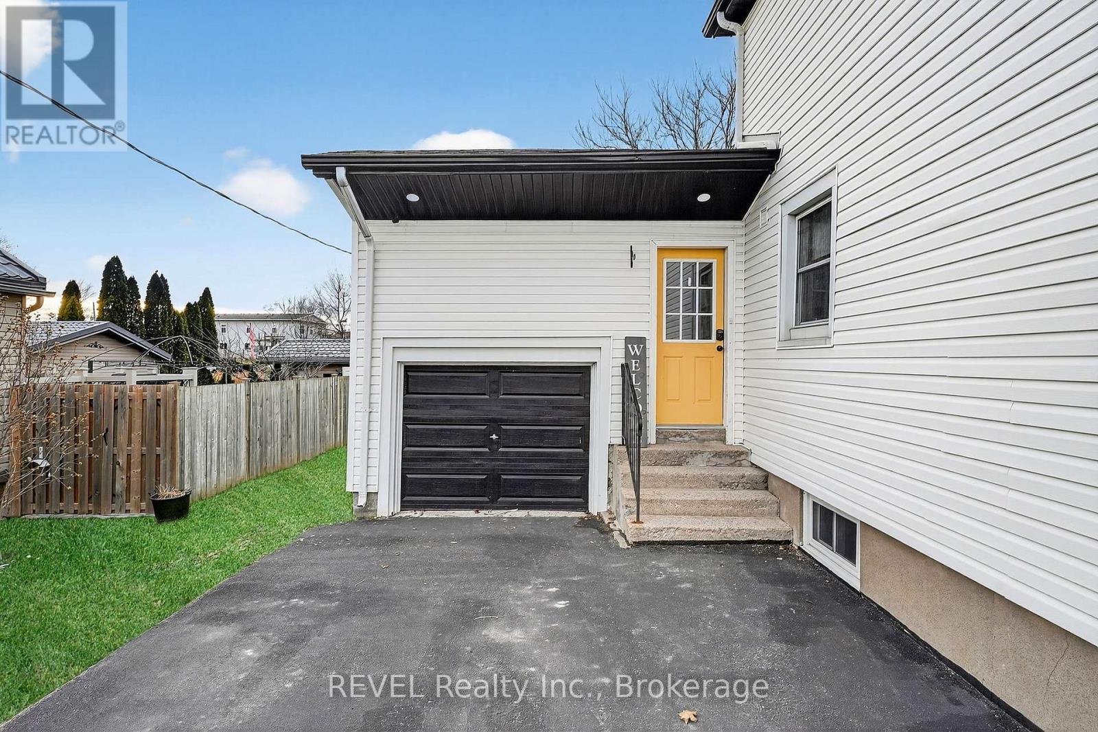 89 Queen Street N, Thorold, Ontario  L2V 2R4 - Photo 3 - X12594802