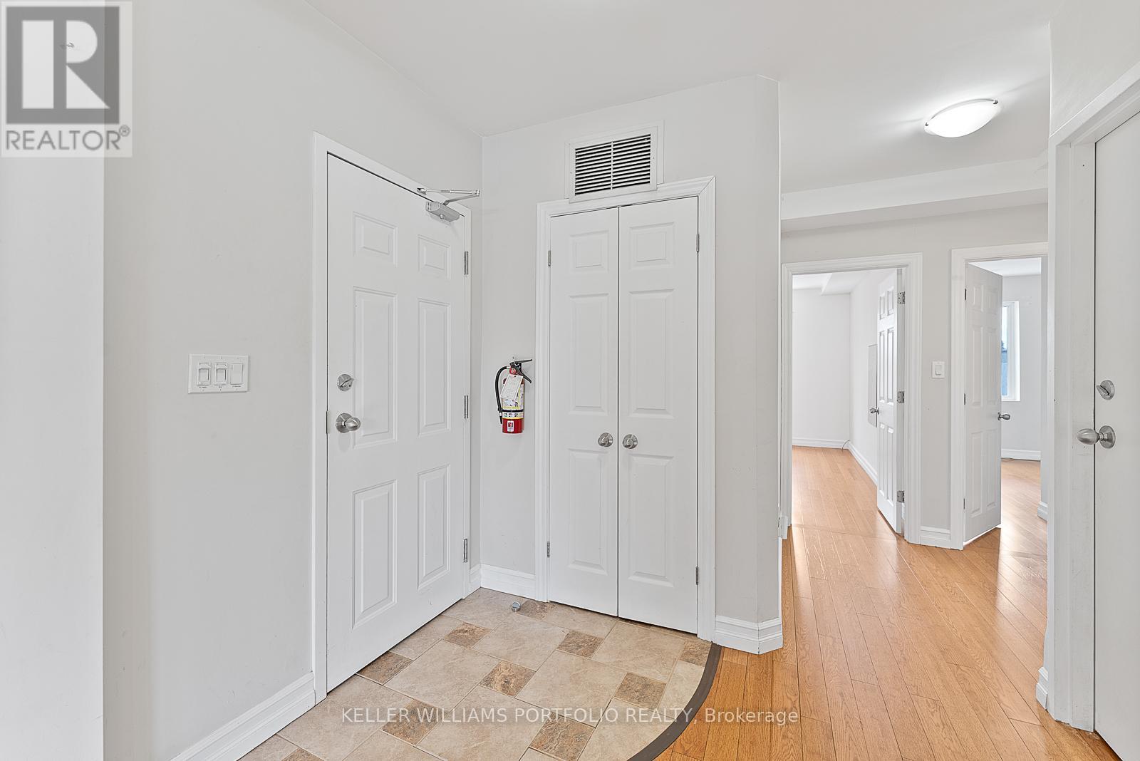 4 - 546 Eglinton Avenue E, Toronto, Ontario  M4P 1N9 - Photo 5 - C12603002