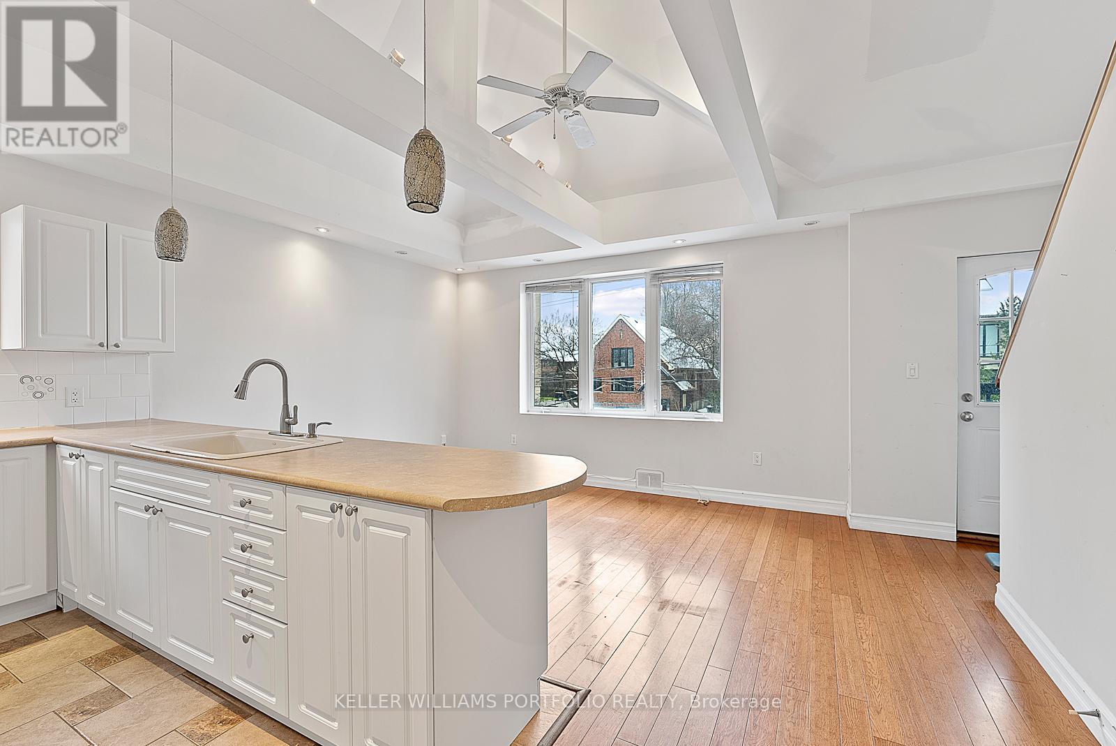 4 - 546 Eglinton Avenue E, Toronto, Ontario  M4P 1N9 - Photo 6 - C12603002