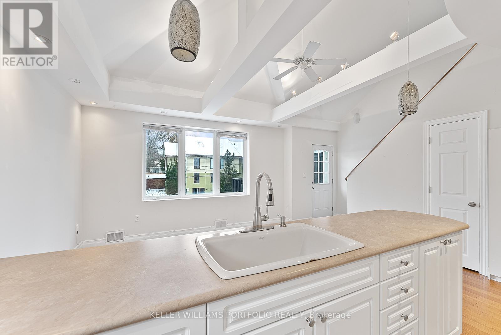 4 - 546 Eglinton Avenue E, Toronto, Ontario  M4P 1N9 - Photo 8 - C12603002