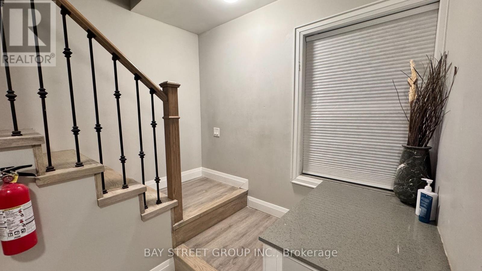 Side Upper - 5745 Stanley Avenue, Niagara Falls, Ontario  L2G 3X6 - Photo 3 - X12602976