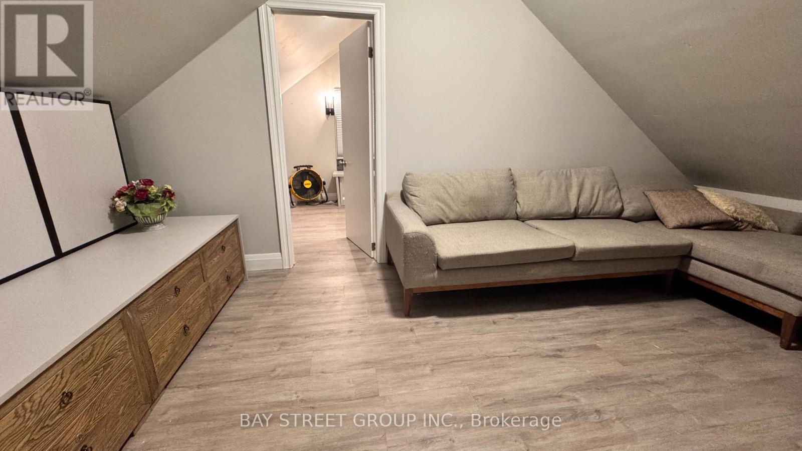 Side Upper - 5745 Stanley Avenue, Niagara Falls, Ontario  L2G 3X6 - Photo 8 - X12602976