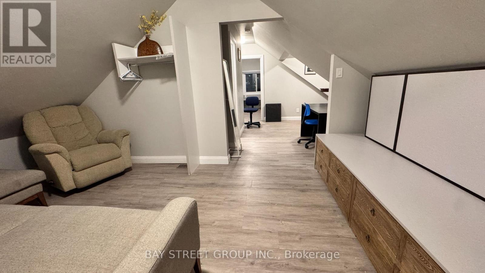 Side Upper - 5745 Stanley Avenue, Niagara Falls, Ontario  L2G 3X6 - Photo 9 - X12602976