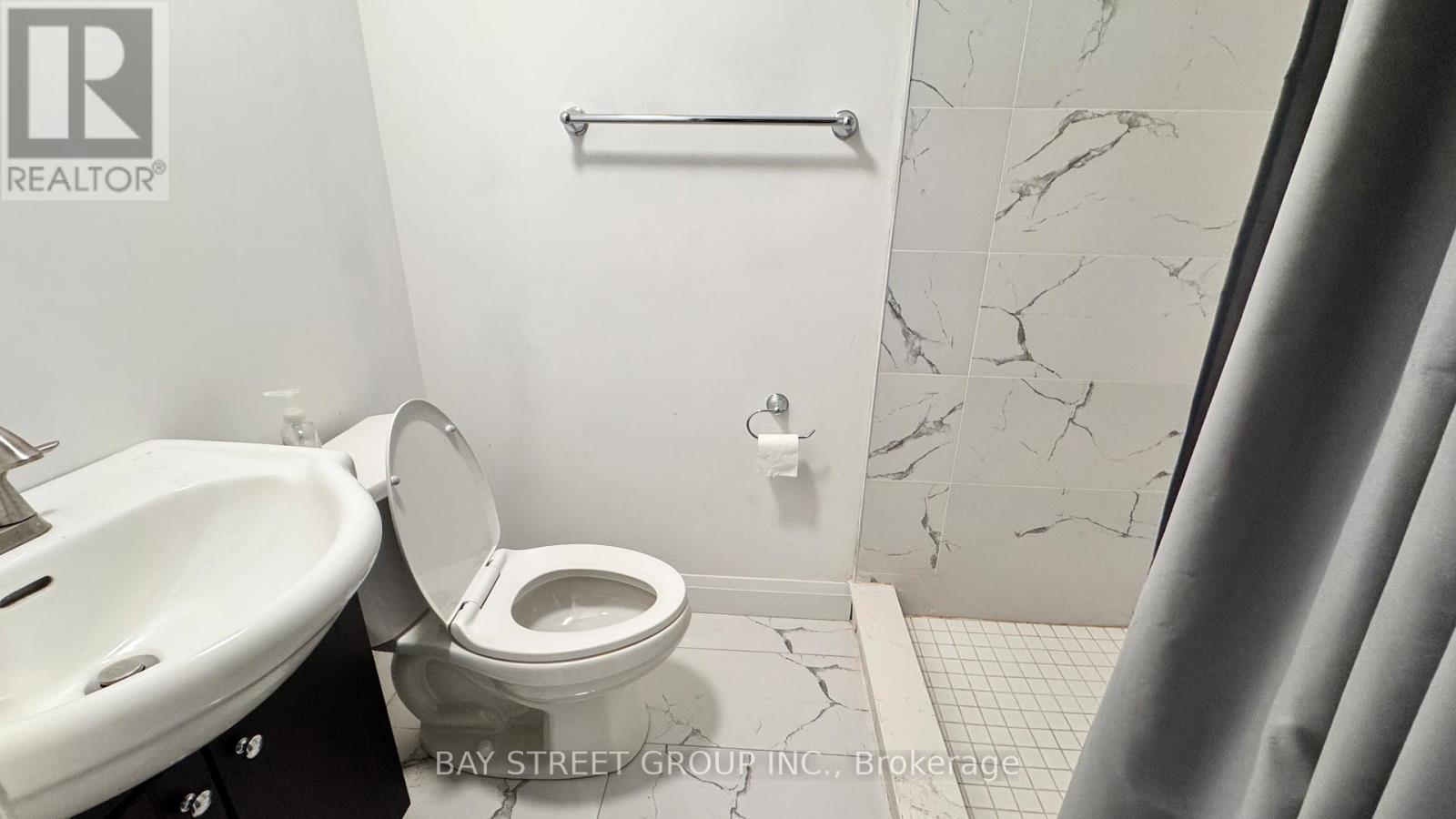 Side Bachelor - 5745 Stanley Avenue, Niagara Falls, Ontario  L2G 3X6 - Photo 2 - X12603000