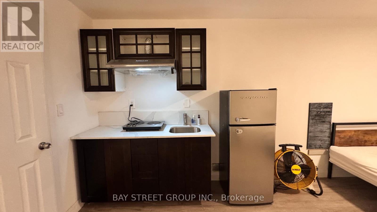 Side Bachelor - 5745 Stanley Avenue, Niagara Falls, Ontario  L2G 3X6 - Photo 3 - X12603000