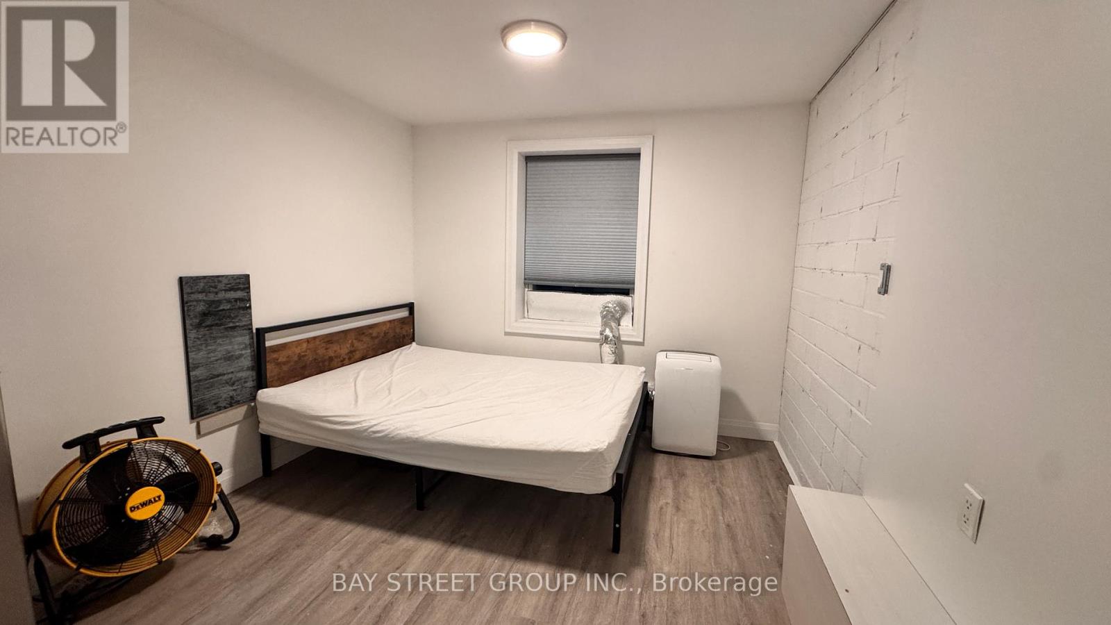 Side Bachelor - 5745 Stanley Avenue, Niagara Falls, Ontario  L2G 3X6 - Photo 4 - X12603000