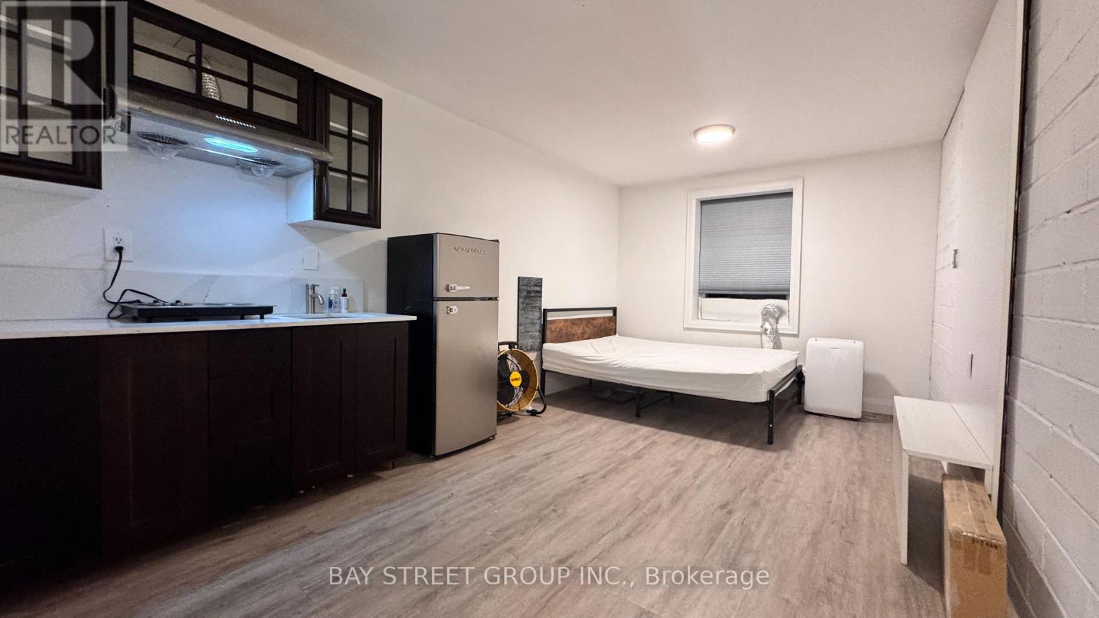 Side Bachelor - 5745 Stanley Avenue, Niagara Falls, Ontario  L2G 3X6 - Photo 5 - X12603000