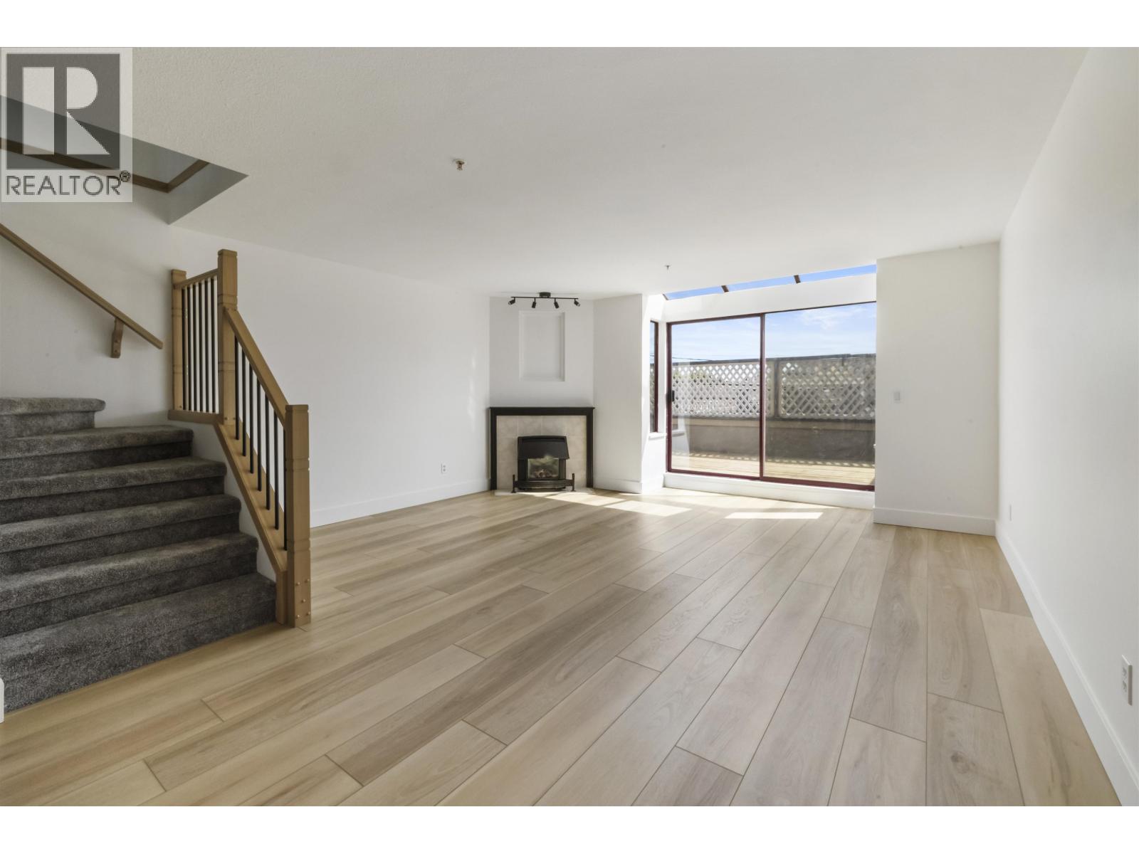 209 22356 Mcintosh Avenue, Maple Ridge, British Columbia V2X 3C1 - Photo 1 - R3071963