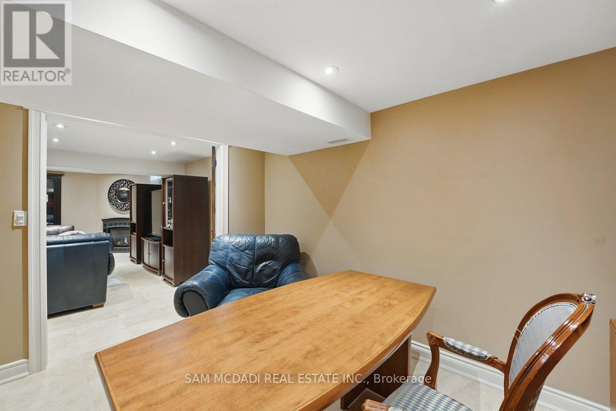 215 Anastasia Terrace, Mississauga, Ontario  L5B 3A5 - Photo 33 - W12603026