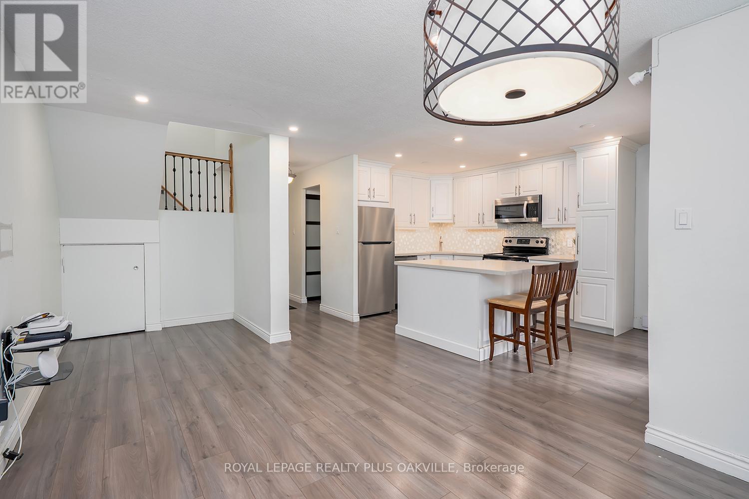 136 - 1058 Falgarwood Drive, Oakville, Ontario  L6H 2P3 - Photo 10 - W12603068