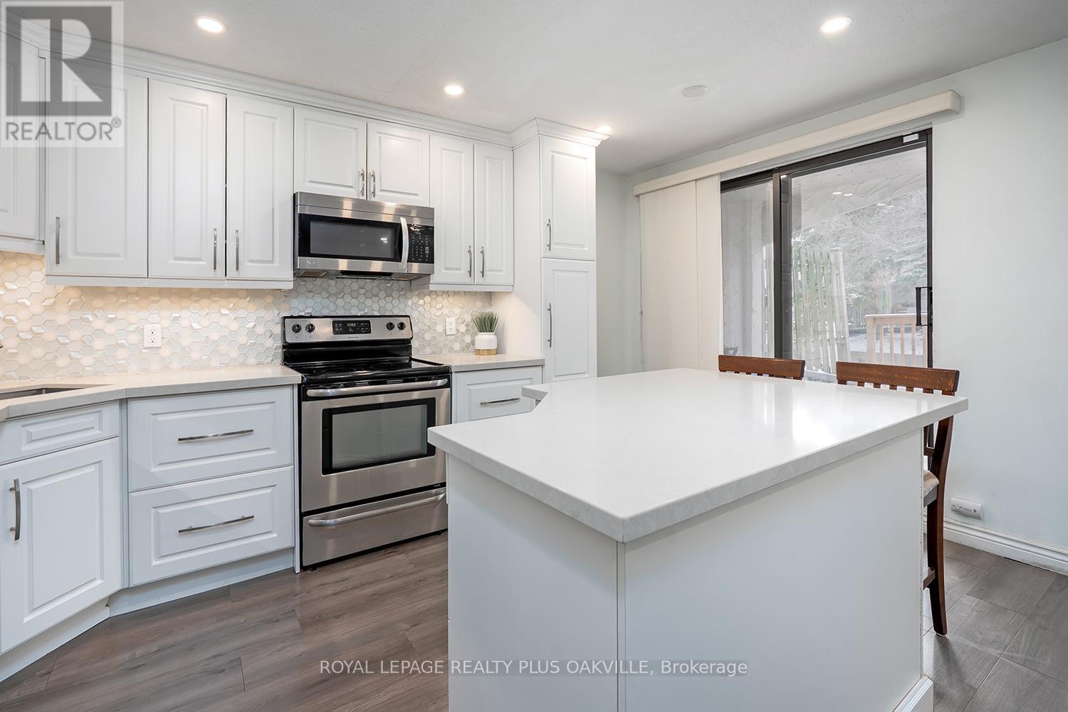 136 - 1058 Falgarwood Drive, Oakville, Ontario  L6H 2P3 - Photo 4 - W12603068