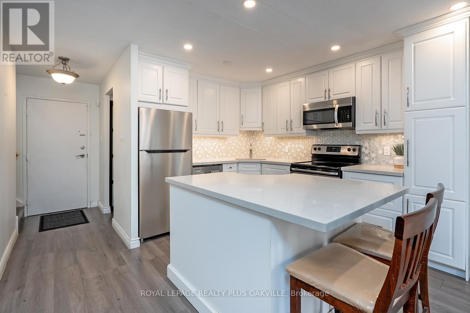 136 - 1058 Falgarwood Drive, Oakville, Ontario  L6H 2P3 - Photo 5 - W12603068