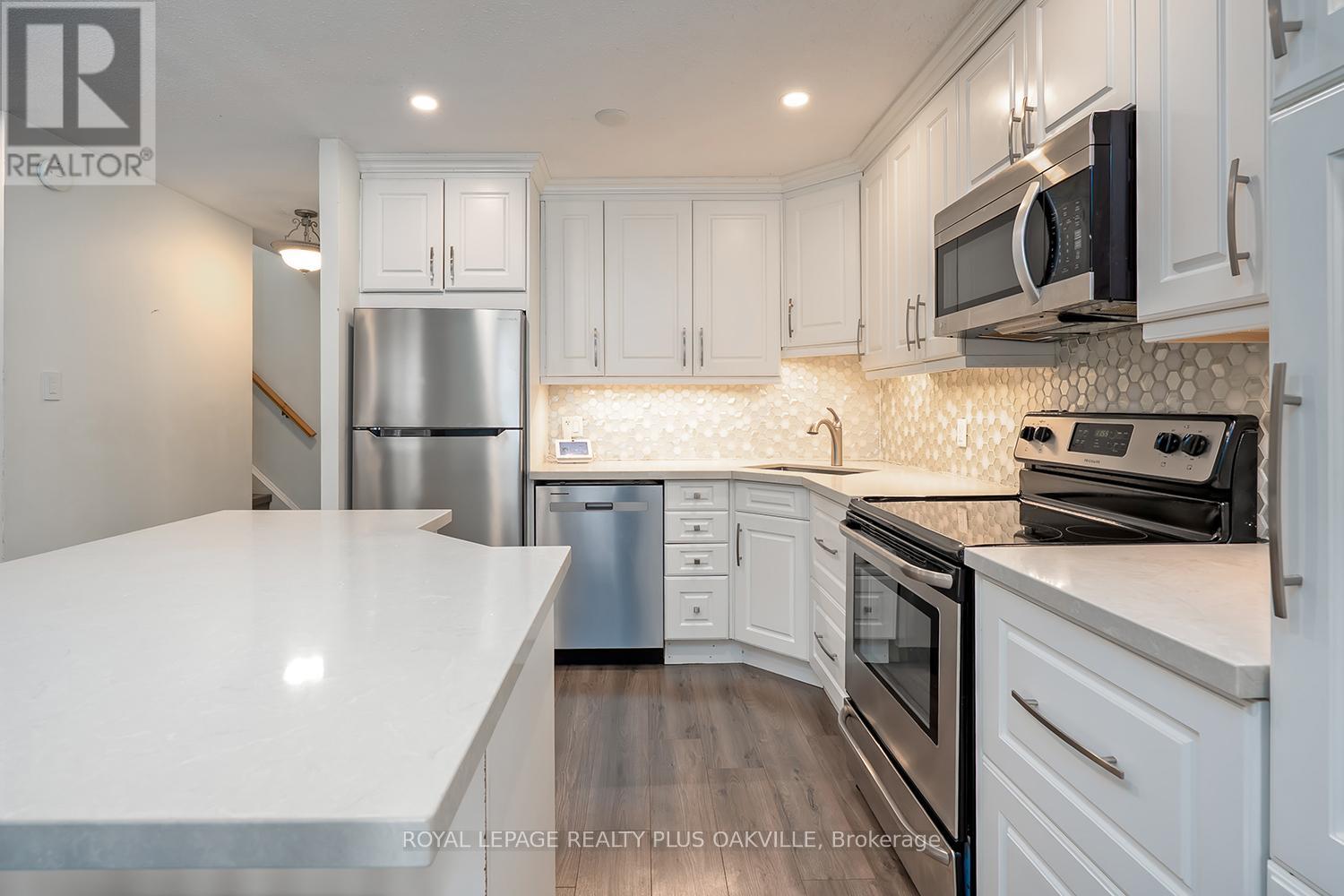 136 - 1058 Falgarwood Drive, Oakville, Ontario  L6H 2P3 - Photo 6 - W12603068