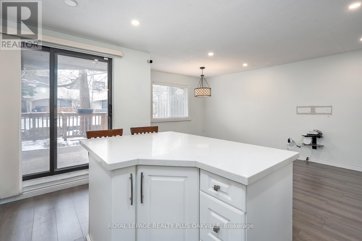 136 - 1058 Falgarwood Drive, Oakville, Ontario  L6H 2P3 - Photo 8 - W12603068