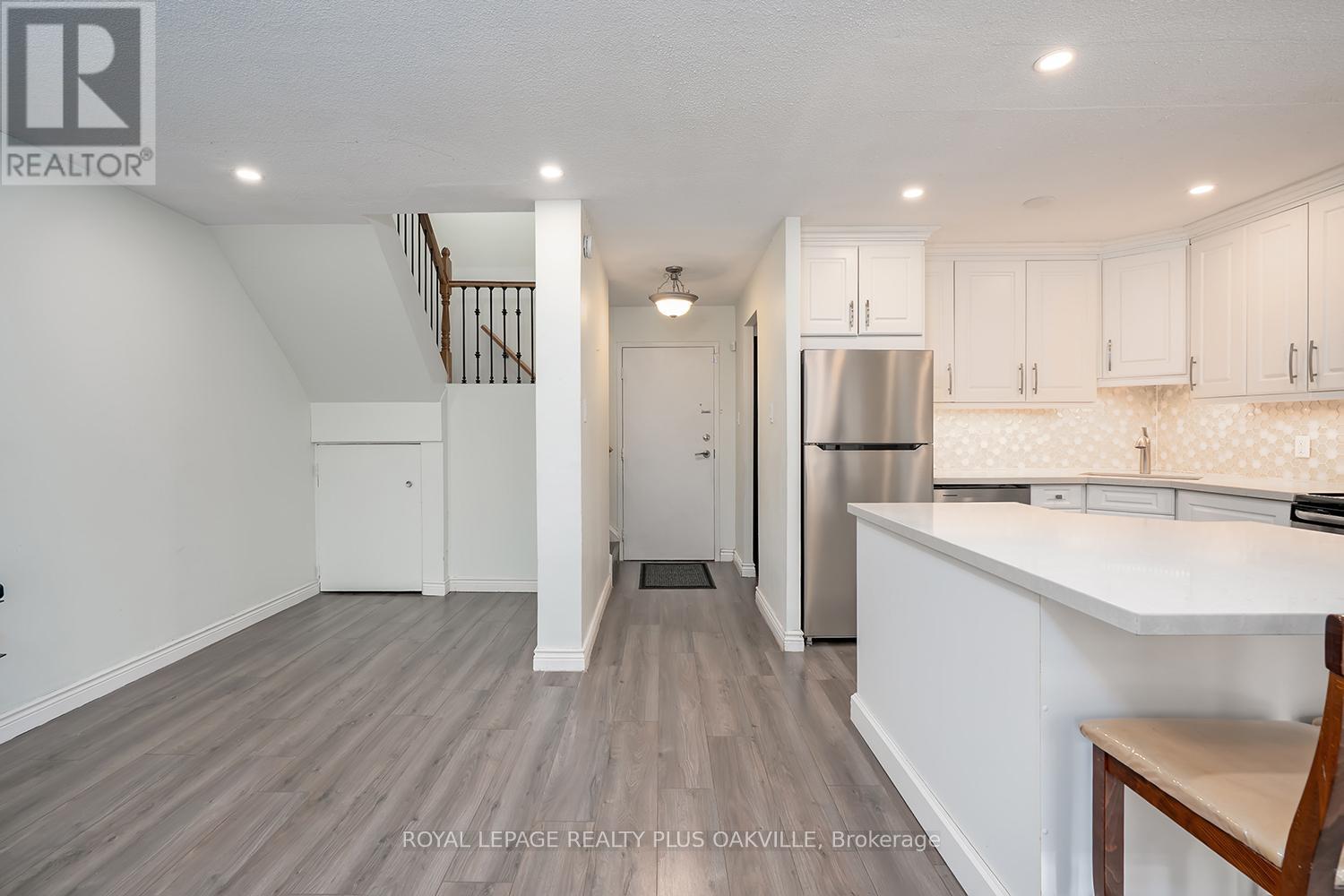 136 - 1058 Falgarwood Drive, Oakville, Ontario  L6H 2P3 - Photo 9 - W12603068