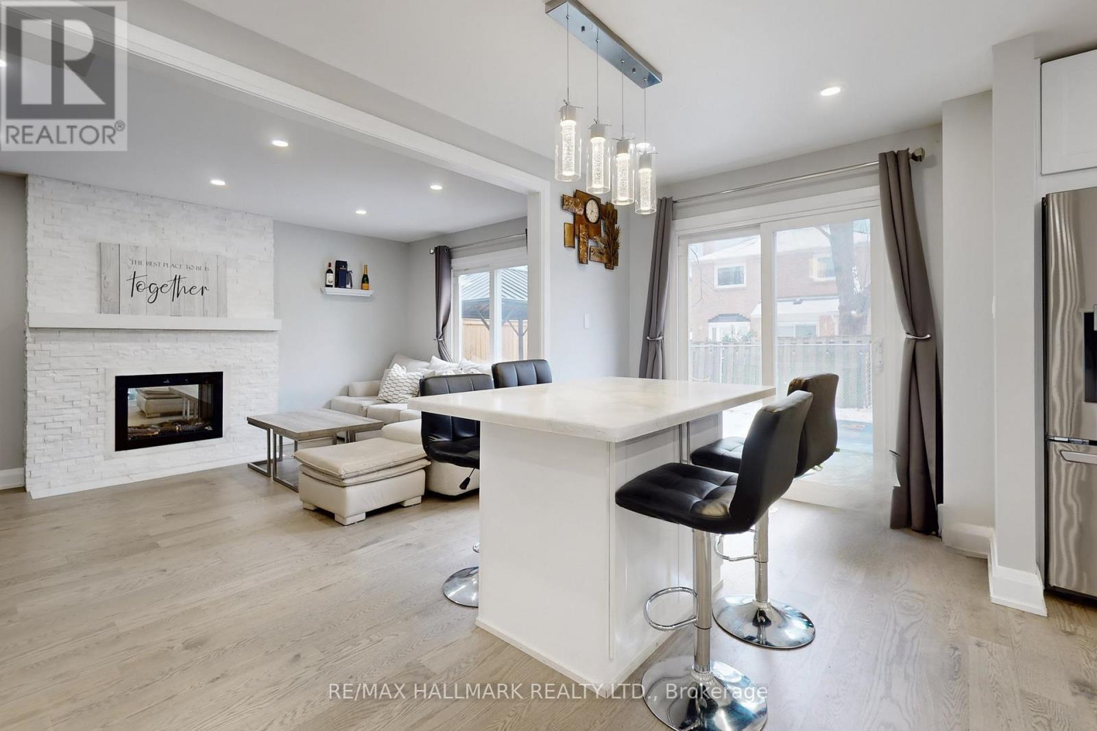 1285 Deer Run Drive, Mississauga, Ontario  L5C 3P8 - Photo 4 - W12598106