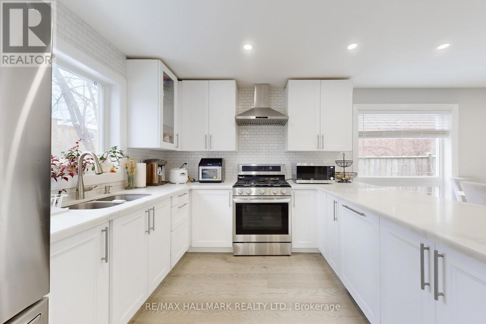 1285 Deer Run Drive, Mississauga, Ontario  L5C 3P8 - Photo 2 - W12598106