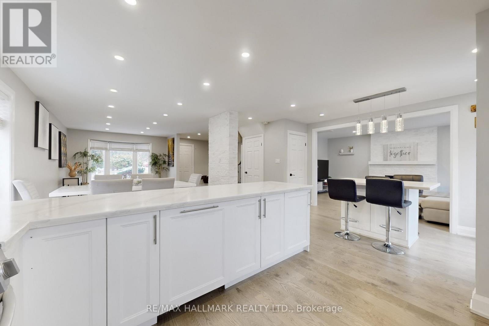 1285 Deer Run Drive, Mississauga, Ontario  L5C 3P8 - Photo 7 - W12598106