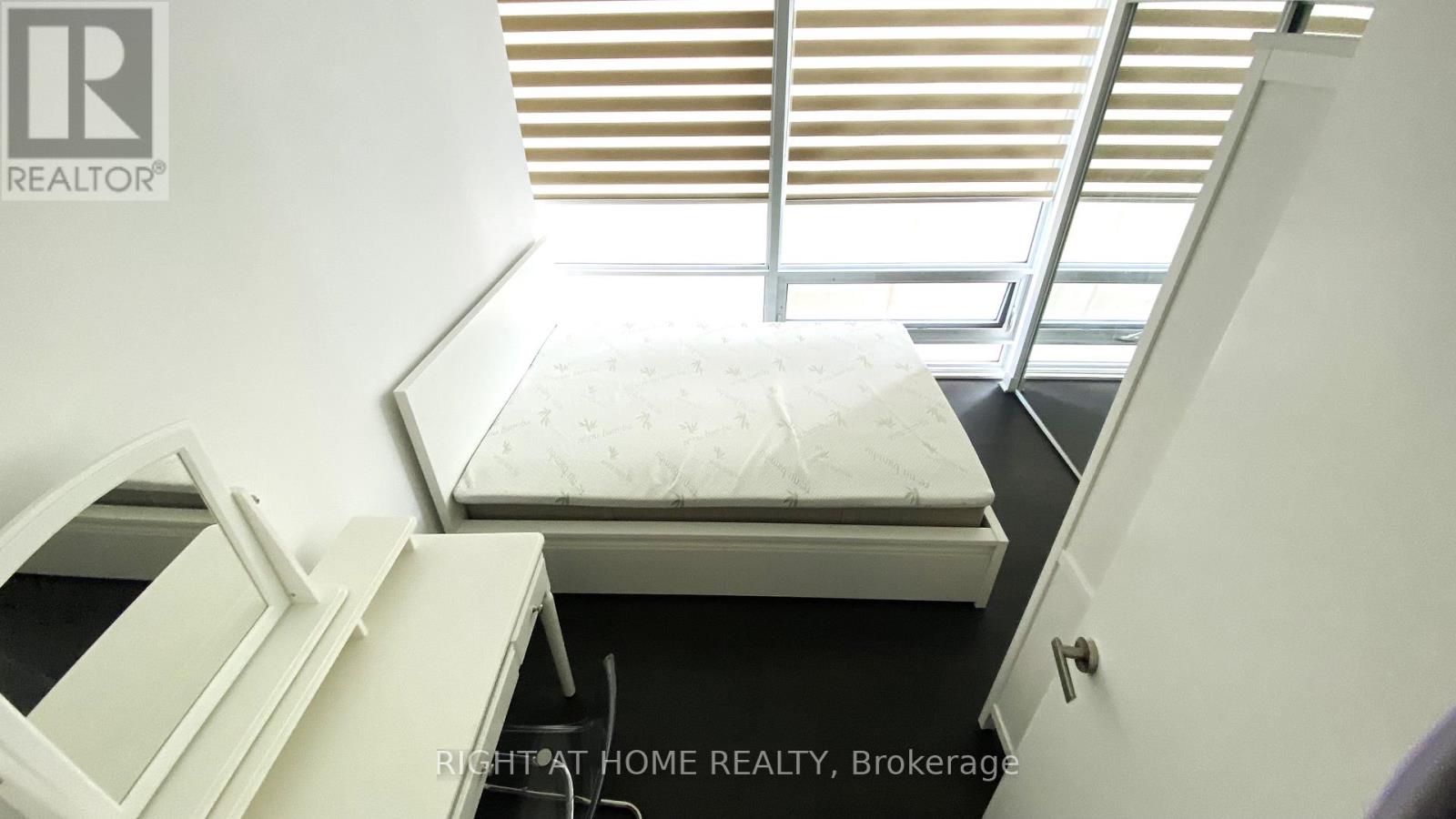 1405 - 15 Grenville Street, Toronto, Ontario  M4Y 0B9 - Photo 2 - C12603136