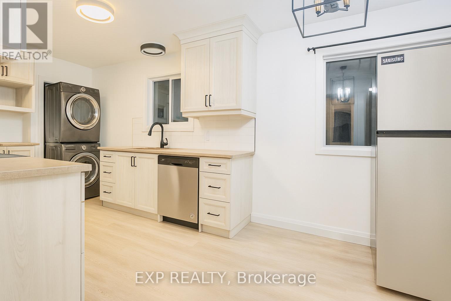 Upper - 62 Harold Avenue, Kitchener, Ontario N2A 2H8 - Photo 5 - X12603130