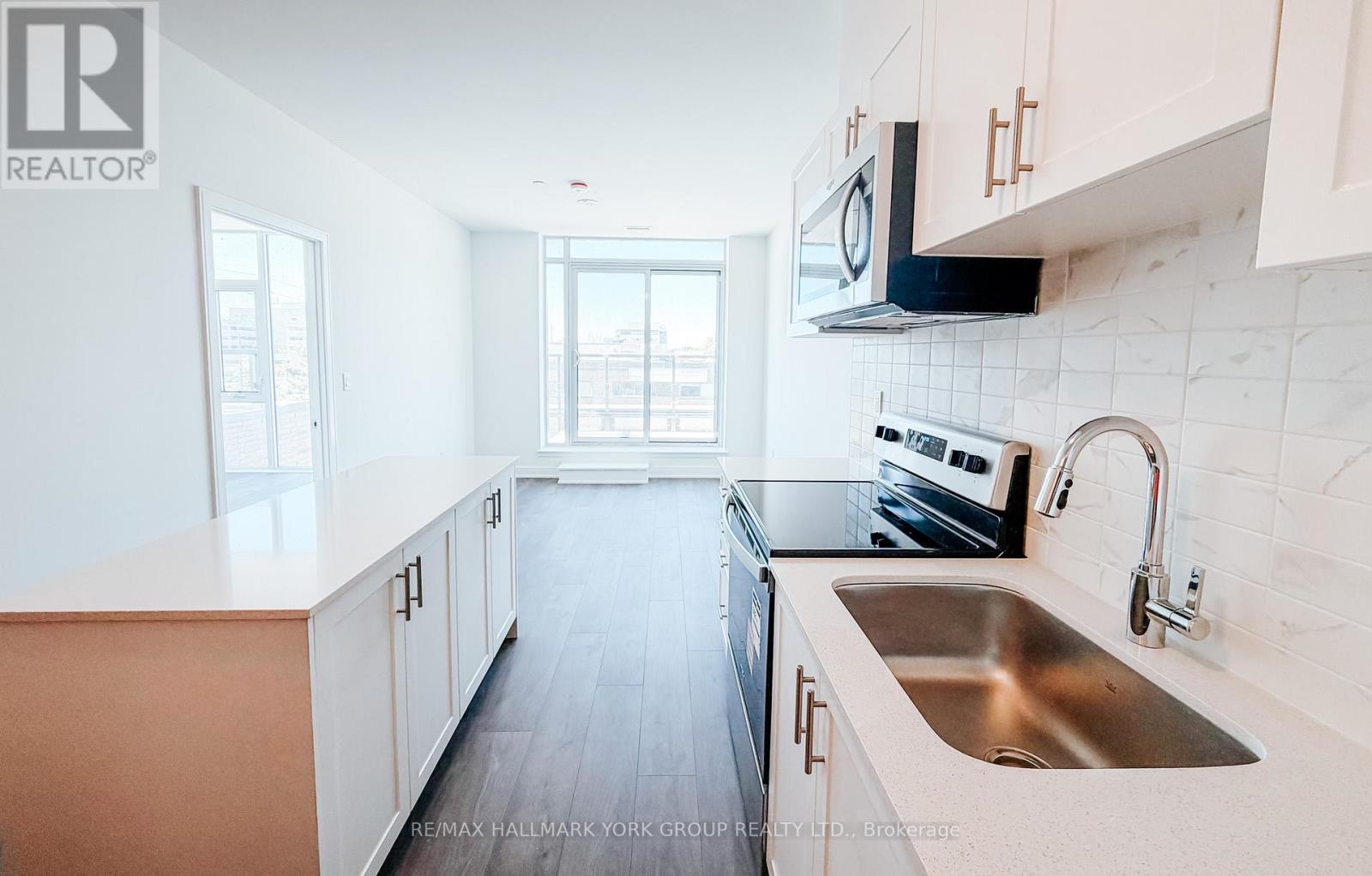 A319 - 705 Davis Drive, Newmarket, Ontario  L3Y 0J2 - Photo 2 - N12603138