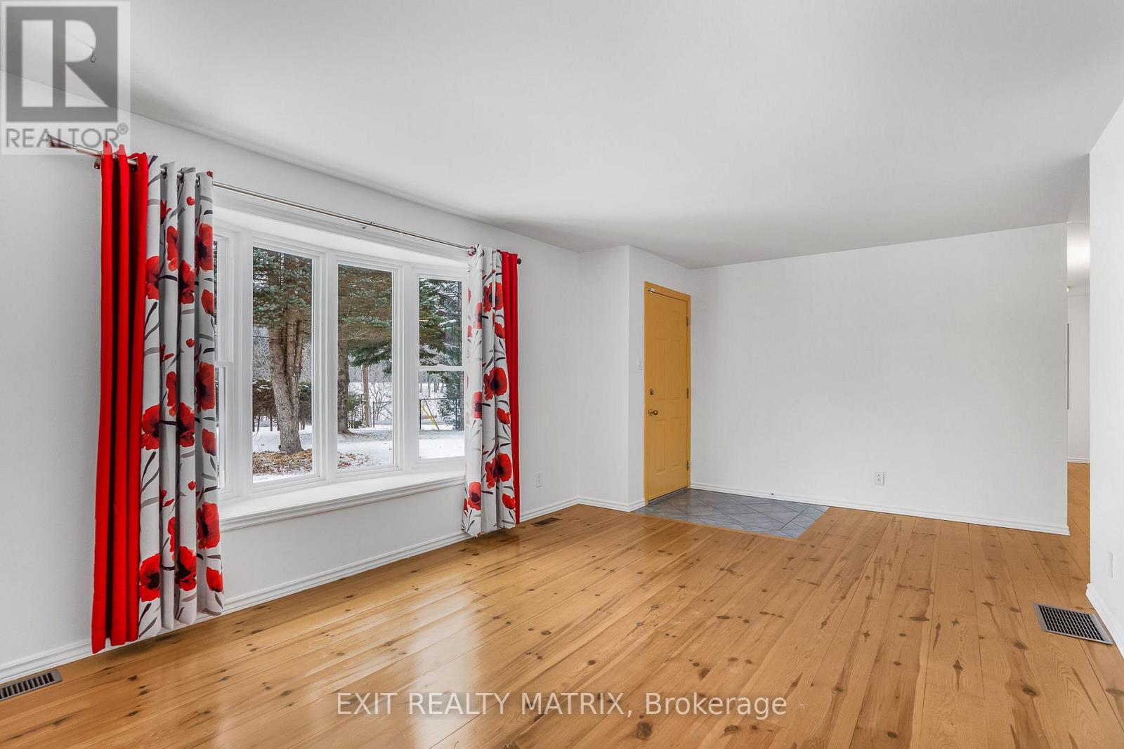 1261 Golf Road, East Hawkesbury, Ontario K6A 2R2 - Photo 7 - X12603196