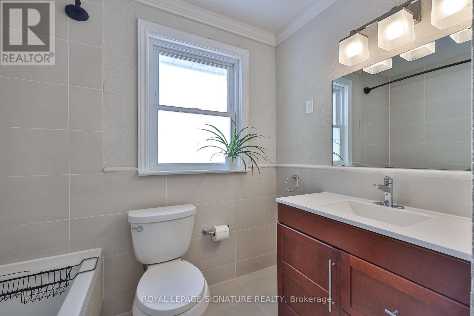 169 Norfolk Avenue, Richmond Hill, Ontario L4C 2C7 - Photo 14 - N12602312