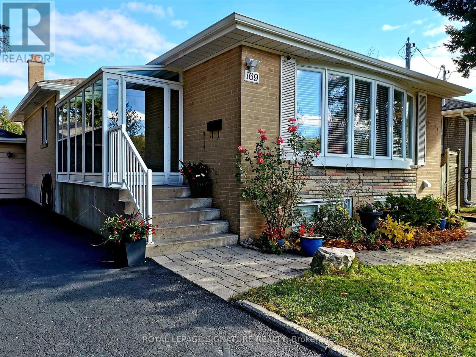 169 Norfolk Avenue, Richmond Hill, Ontario L4C 2C7 - Photo 2 - N12602312