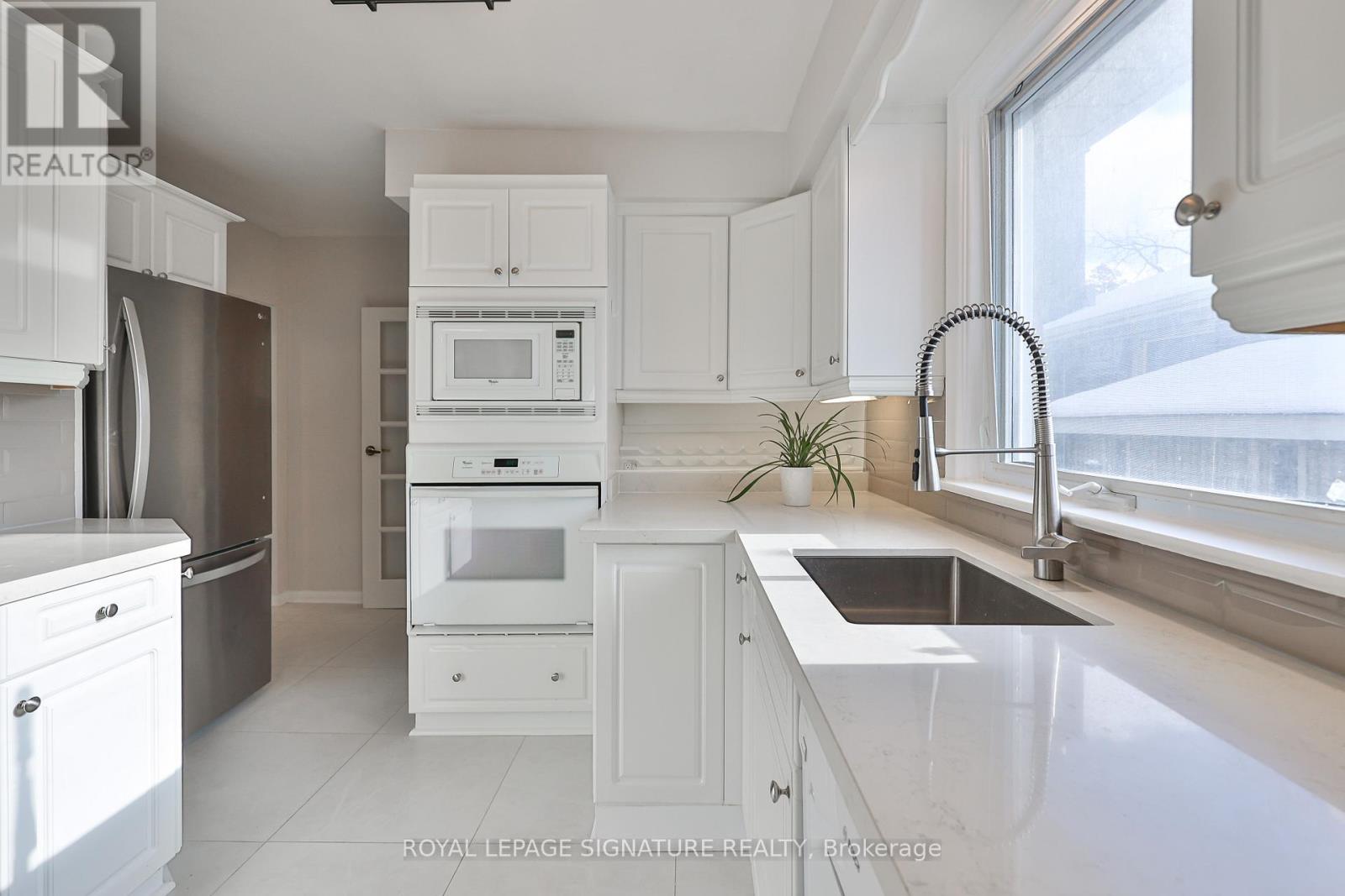 169 Norfolk Avenue, Richmond Hill, Ontario L4C 2C7 - Photo 11 - N12602312