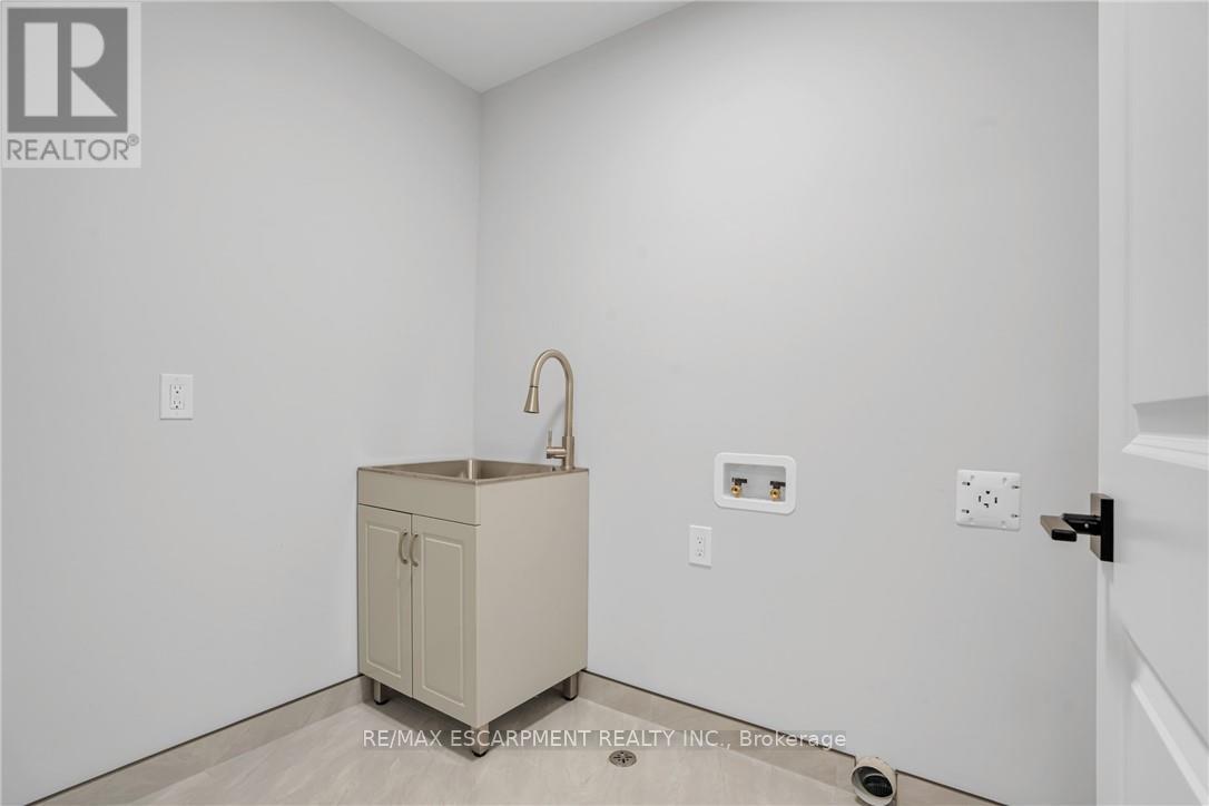 386 Southcote Road, Hamilton, Ontario L9G 2W3 - Photo 32 - X12556752