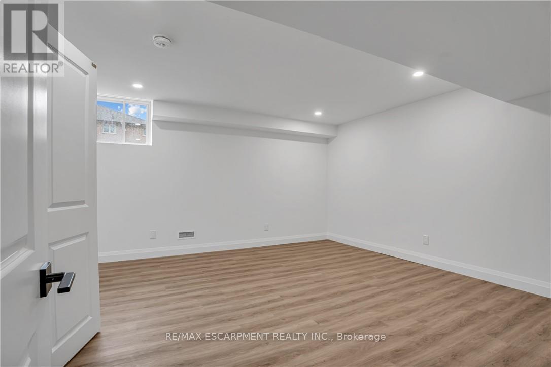 386 Southcote Road, Hamilton, Ontario L9G 2W3 - Photo 47 - X12556752