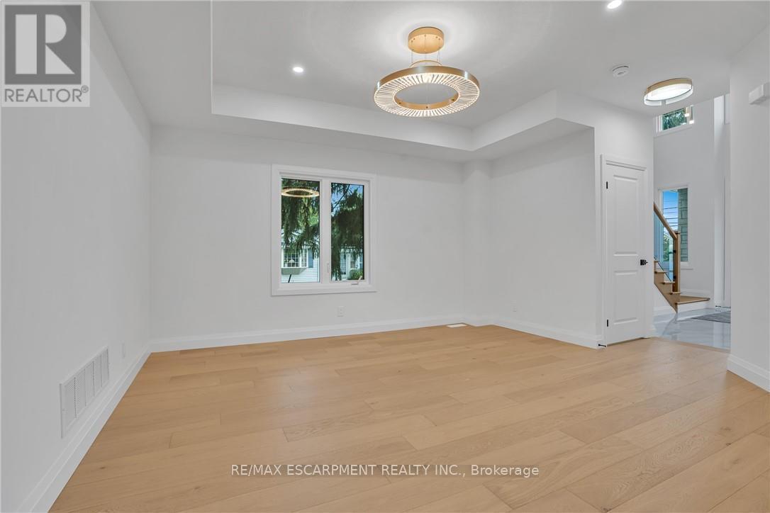 386 Southcote Road, Hamilton, Ontario L9G 2W3 - Photo 14 - X12556752