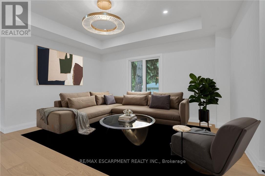 386 Southcote Road, Hamilton, Ontario L9G 2W3 - Photo 6 - X12556752