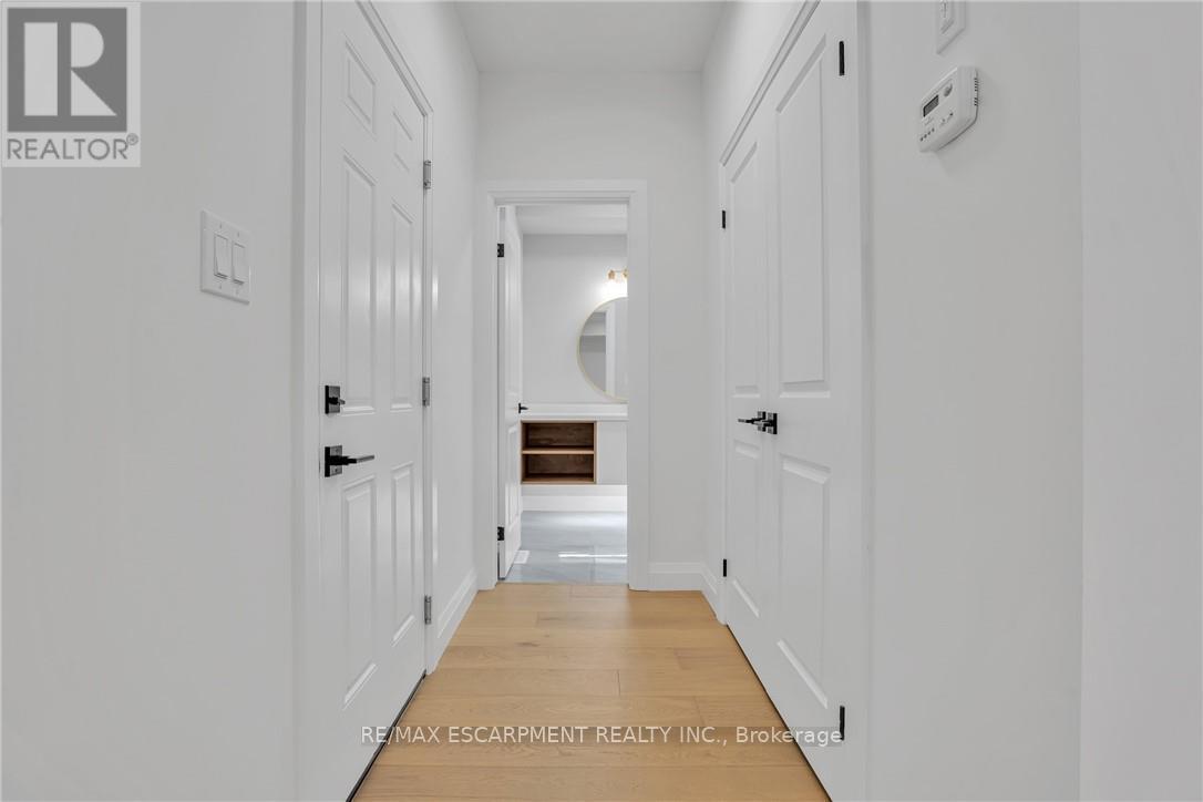 386 Southcote Road, Hamilton, Ontario L9G 2W3 - Photo 16 - X12556752