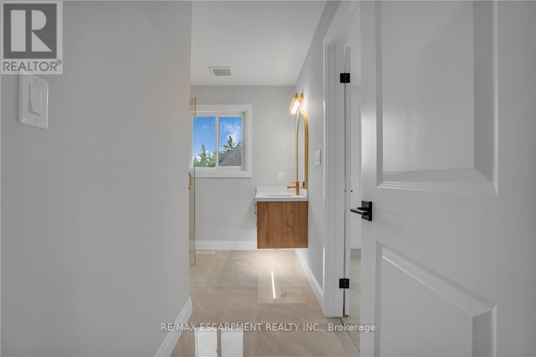 386 Southcote Road, Hamilton, Ontario L9G 2W3 - Photo 33 - X12556752