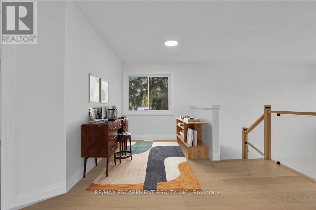 386 Southcote Road, Hamilton, Ontario L9G 2W3 - Photo 7 - X12556752