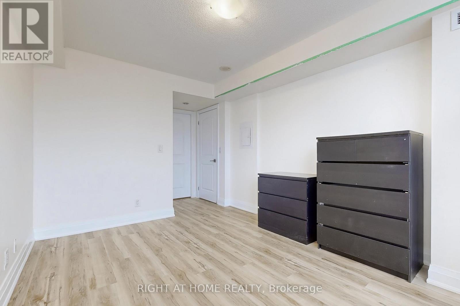 212 - 1060 Sheppard Avenue W, Toronto, Ontario  M3J 0G7 - Photo 15 - W12603218