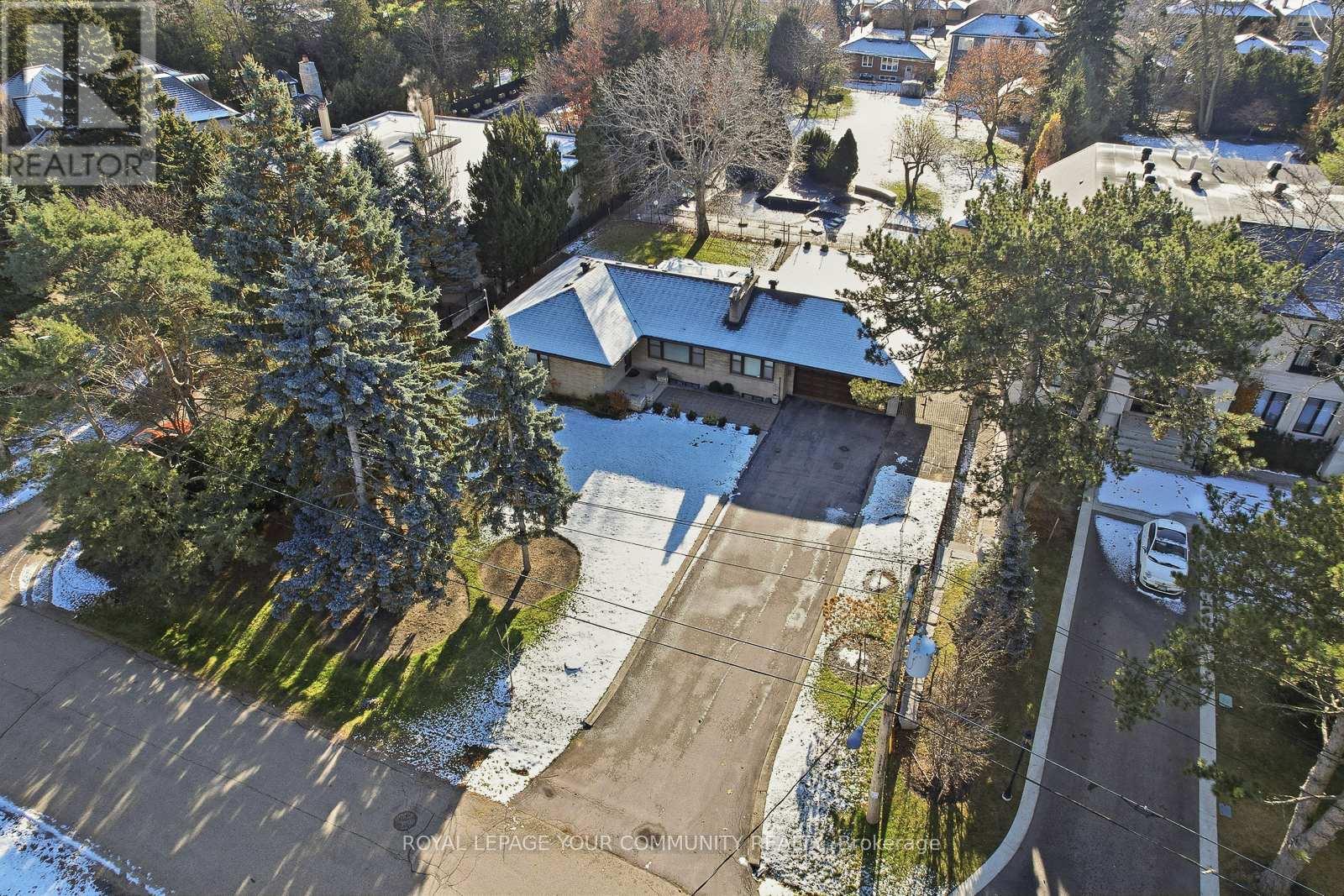 9 Westmount Park Road, Toronto, Ontario  M9P 1R4 - Photo 4 - W12598614