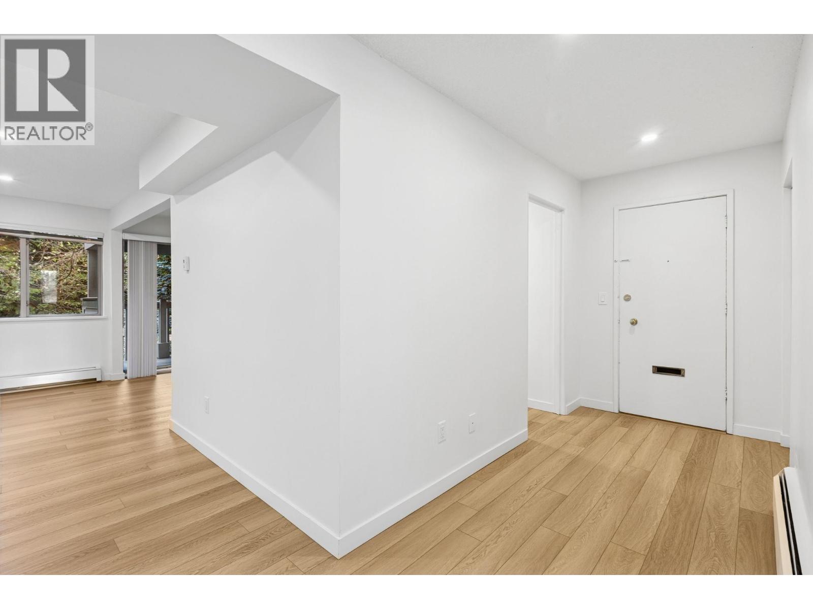 879 Westview Crescent, North Vancouver, British Columbia  V7N 2L5 - Photo 4 - R3072368